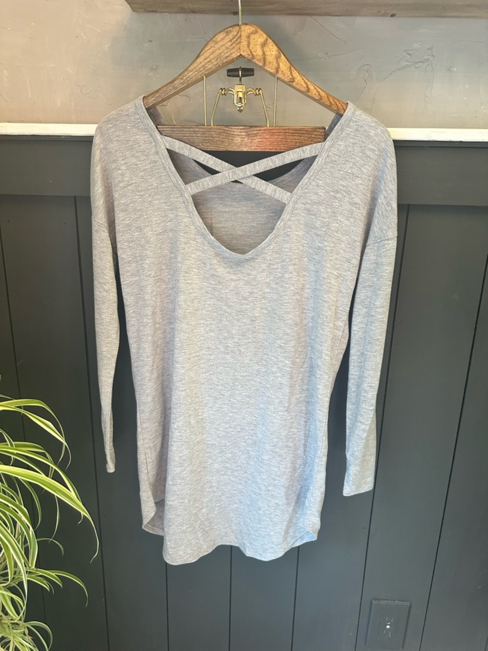 Gilligan O'Malley‎ Gray Crisscross Top Size Medium Super Soft Long Sleeve Shirt